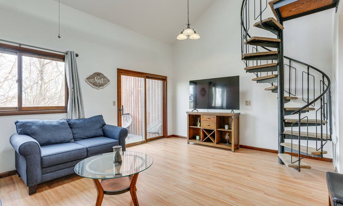 Vernon Condo | Vernon Township Condo w/Balcony Near Ski Lifts!