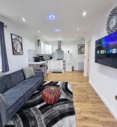 Little Holland Apartment | Very Cosy & Lovely 1 Bed Garden Apartment with side access, Suitable for Long Stay and Short Stay