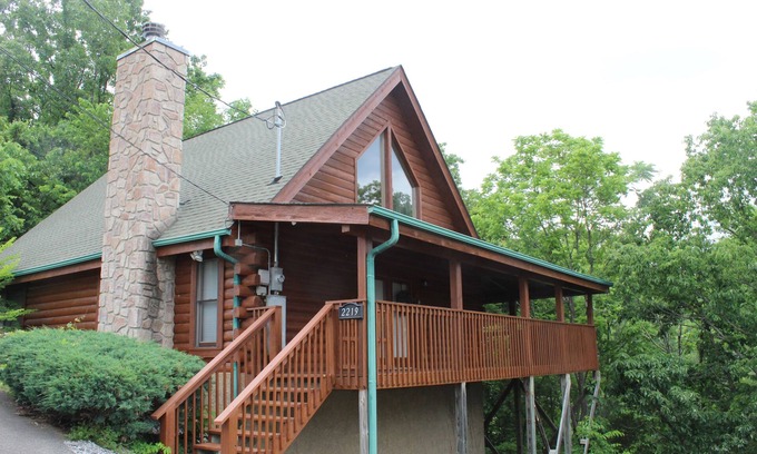 Sevierville Cabin | Very Cozy 2 BR Cabin with extra bed in Loft! Hot Tub, Pool Table! Seasonal Pool