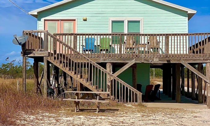 Southpointe House | Very cute, well maintained 3 bedroom 2 bath house that will accommodate up to 9 people. This beach home was featured on the A&E show VACATION RENTAL POTENTIAL!