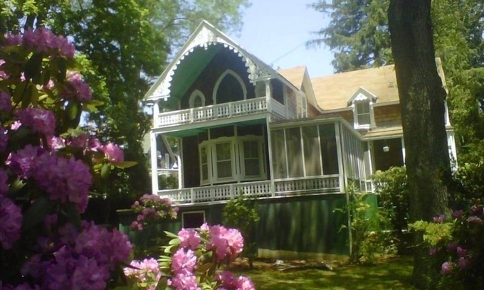 The Heights House | Very Large, Comfortable, Victorian 4 Bedroom House + Beach Club