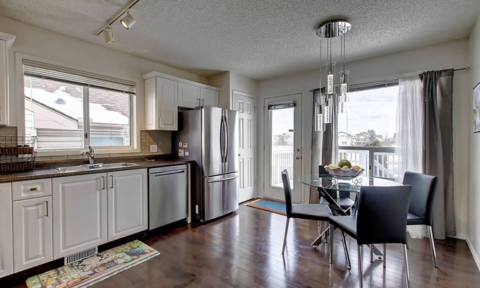 Citadel House | VERY MODERN AND COMFORTABLE, 5BEDS, 3BATHS, MINS TO A/PORT, DT