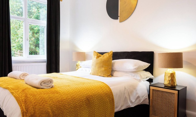 Nottingham House | Very spacious 4-bedroom house close to city centre. Sleeps up to 9!