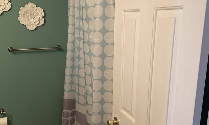 Taylor Condo | Very spacious condominium by the airport!