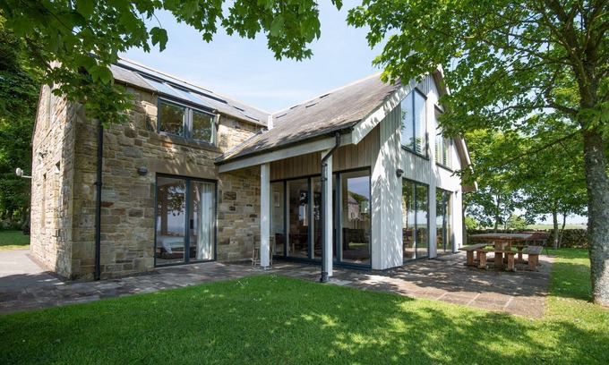 Hexham Cottage | Vesta View - Self catering accommodation that sleeps 10 guests in 5 bedrooms
