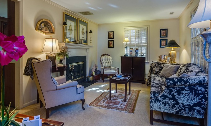 Franklin House | Veteran Owned Guest Home, Walk to Downtown, 6th Generation Locals, Love Pets!