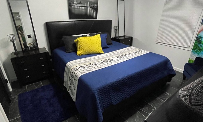 Clarksville Apartment | Veteran Stay King Bed sleeps4 2 miles to post,food,shops park work truck