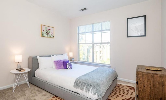 Durham Apartment | Viagem Durham Stylish 1BR With Balcony