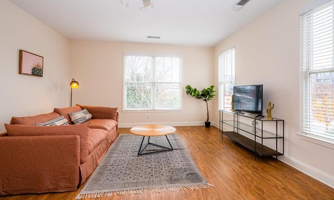 Wesley Heights Apartment | Viagem Stylish Studio in Top Location