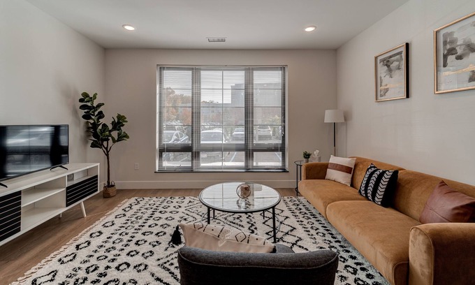 Fairview Apartment | Vibrant 1bd/1ba Apt + Gym & Rooftop - Near Marist