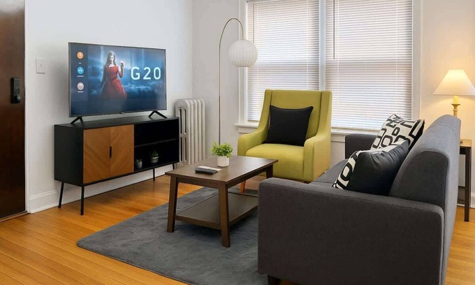Lakeview Apartment | Vibrant 1BRApt in Roscoe Village