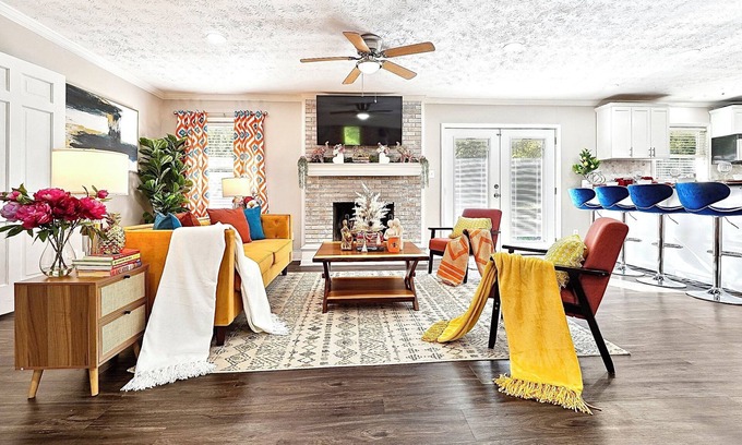 Snellville House | Vibrant & Cozy Home-Sleeps 12-King Bed-Fenced Yard