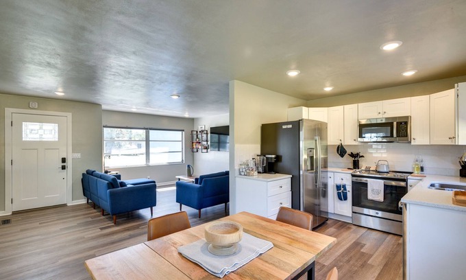 DeLand House | Vibrant DeLand House Near Stetson University!