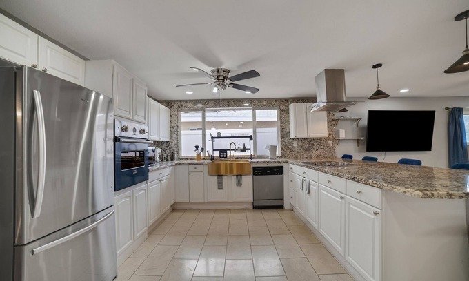 Las Vegas House | Vibrant In Vegas - 4 Bd With Shimmering Pool! 4 Bedroom Home by RedAwning