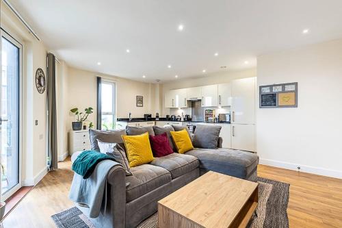 Alperton Apartment | Vibrant London Canal Apartment
