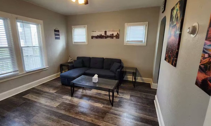 Riverwest House | Vibrant Milwaukee Townhome near Downtown