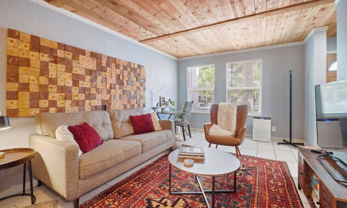 Northglenn House | Vibrant, spacious tri-level home by park and lake, safe