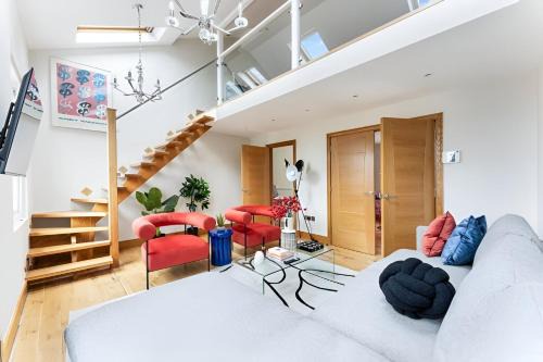 East Walworth Apartment | Vibrant Urban Escape, Family Friendly - Sleeps 8!