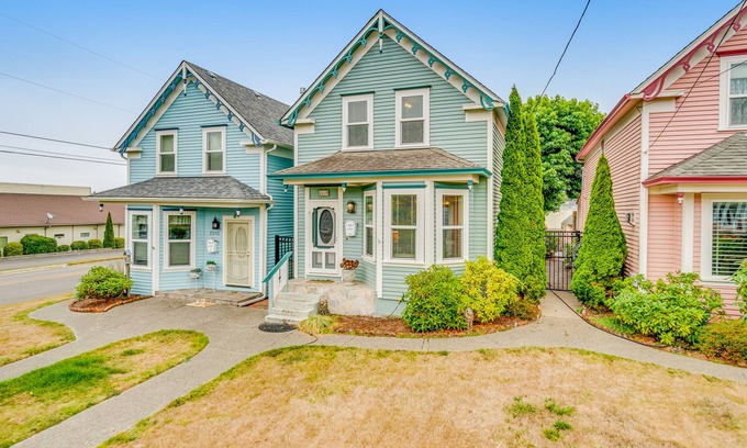 North Bend House | Vibrant Victorian with deck, fireplace, & washer/dryer - near shops/dining/water