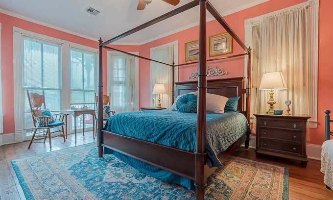 Galveston House | Victorian charm 5 blocks to beach at Courtland Manor (2nd Floor Rental)