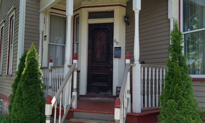 Midtown House | Victorian Cottage in Midtown Detroitn3 Bedrooms, 1 1/2 baths, Sleeps 5