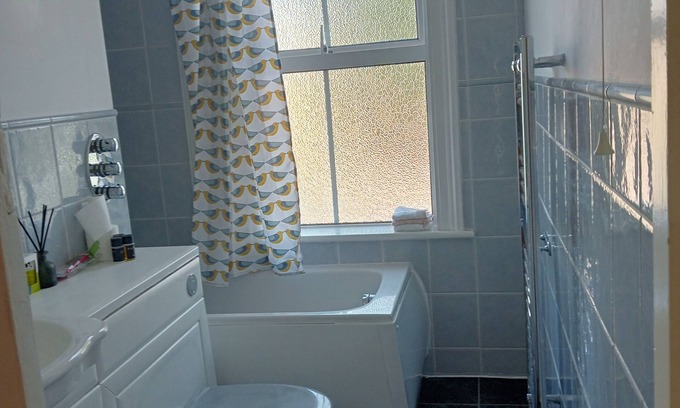 Staines House | Victorian Charm Home near Thorpe park, Heathrow Airport and Windsor.