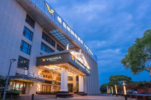 Pudong Hotel | Vienna International Hotel - Shanghai Pudong Airport Free Trade Zone - Free shuttle bus to PVG airport and Disney Land