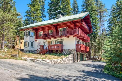 Big Creek House | Vienna Villa - 3 Bed 3 Bath Vacation home in Shaver Lake