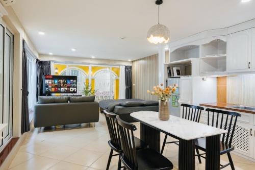 Hang Bai Apartment | VietHOME-The Duplex 67-6pax-Lift Netflix-FREE Laundry
