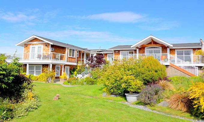 Clinton House | View Beach Useless Bay Whidbey Retreat for 10 guests