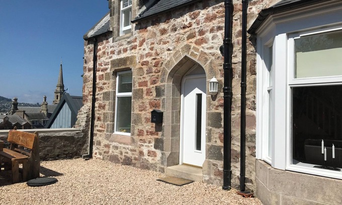 Inverness City Centre Cottage | VIEW COTTAGE, family friendly, with a garden in Inverness