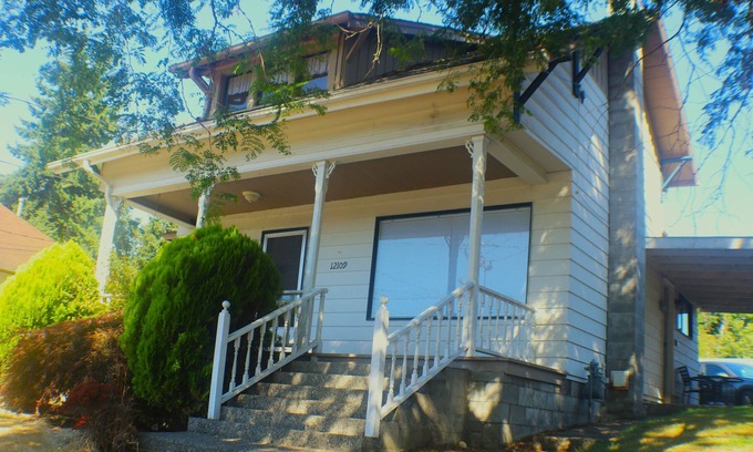 Lake Stevens House | View Cottage - One block to Lake Stevens and downtown, BBQ on covered patio!