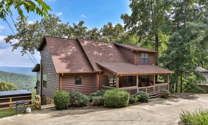Walnut Mountain Cabin | View-ti-ful Splendor - Gorgeous Views - Sleeps 10