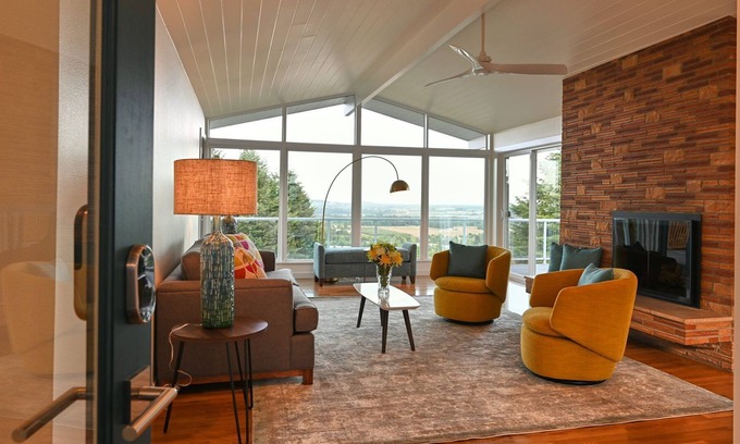 Dundee House | Views, Amenities and Charm for the Traveler who Wants "A Little More"