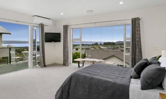 Nukuhau House | Views and More @ 34.