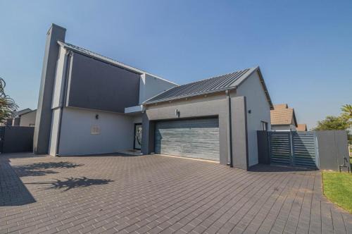 Lone Hill Villa | Views at Schoeman