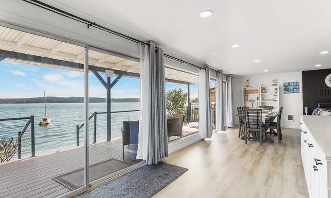 Shelton House | VIEWS Hood Canal Private Beachfront Retreat, Hot Tub, Kayaks, Olympic Park