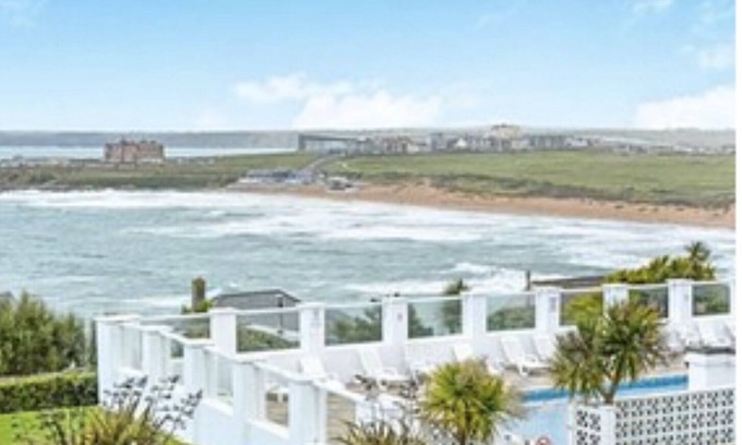 Newquay House | VIEWS OF FISTRAL BEACH -Outdoor space SWIMMING POOL +gardens