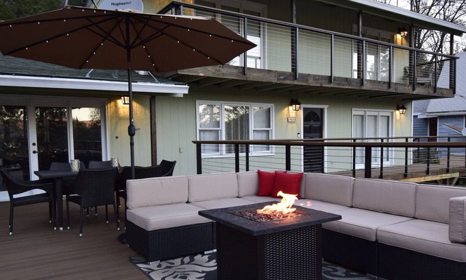 Lakehead House | Views of Shasta Lake and within walking distance to Sugarloaf Marina