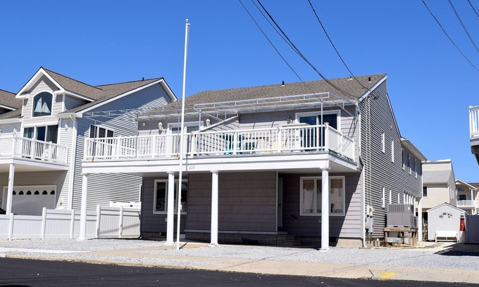 Townsend's Inlet House | Views of the bay! Pristine Townhouse