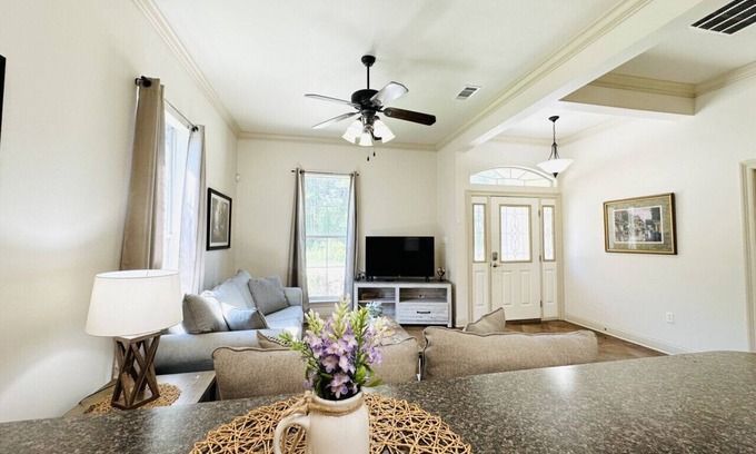 Pine Grove Apartment | Villa 2, spacious townhouse in Tickfaw, LA