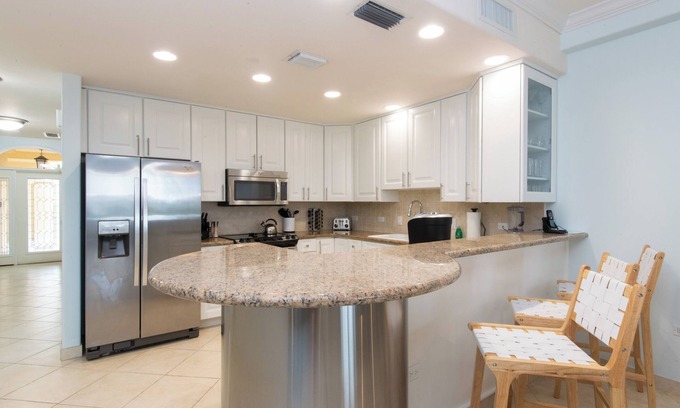 Seven Mile Beach Villa | Villa 3, Ground floor, 3 bedroom, 3 bathroom, oceanfront, fully equipped.