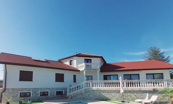 Juvigny Villa | Villa 5*, 15 persons, Swimming pool 20 min from Geneva