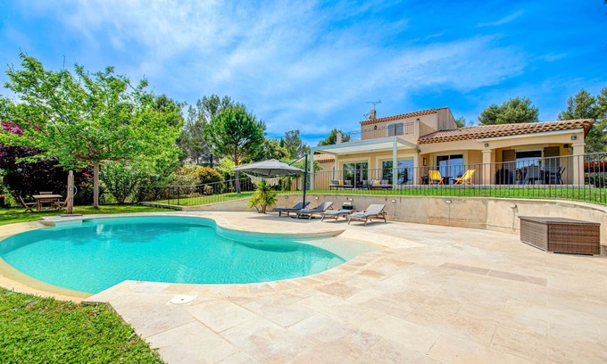 Saint-Marc-Jaumegarde Villa | Villa 5 minutes from the center of Aix-en-Provence