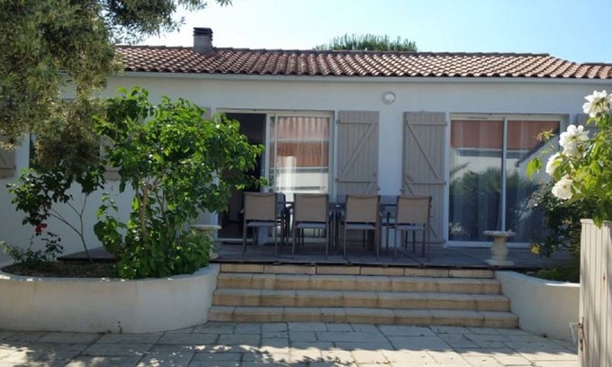Saint-Martin-de-Re House | Villa 6-8 Personnes - Jacuzzi - 100m des Commerces - 1000m de la Plage - Parking