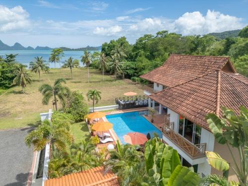 Kampung Kedawang Villa | Villa 7 - Luxury Private Pool Villa,Jacuzzi, Sauna WOW Holiday Homes