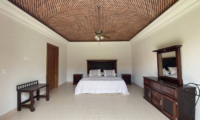 Los Sabinos House | Villa acogedora con patio estilo hacienda. ¡Gimnasio y alberca en casa club!