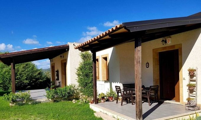 Noto Marina Villa | Villa Agape -villa elegant garden a few meters from the sea
