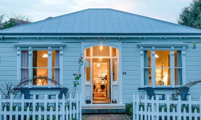 Akaroa Cottage | Villa Akaroa - Akaroa Pet Friendly Holiday Home