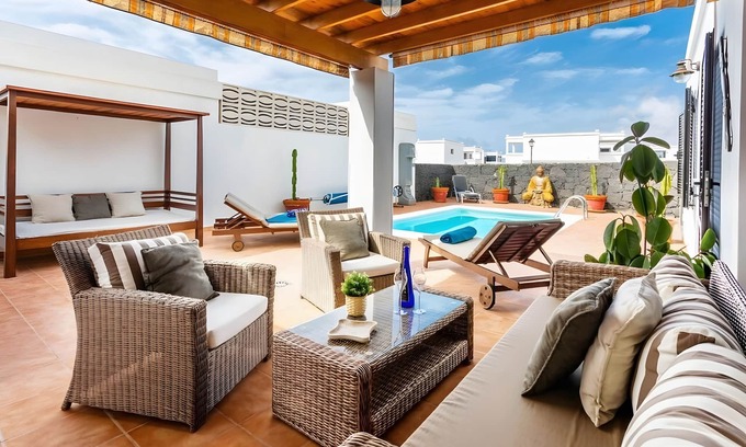 Playa Blanca Villa | Villa Alfredina with Mountain View, Pool & Wi-Fi
